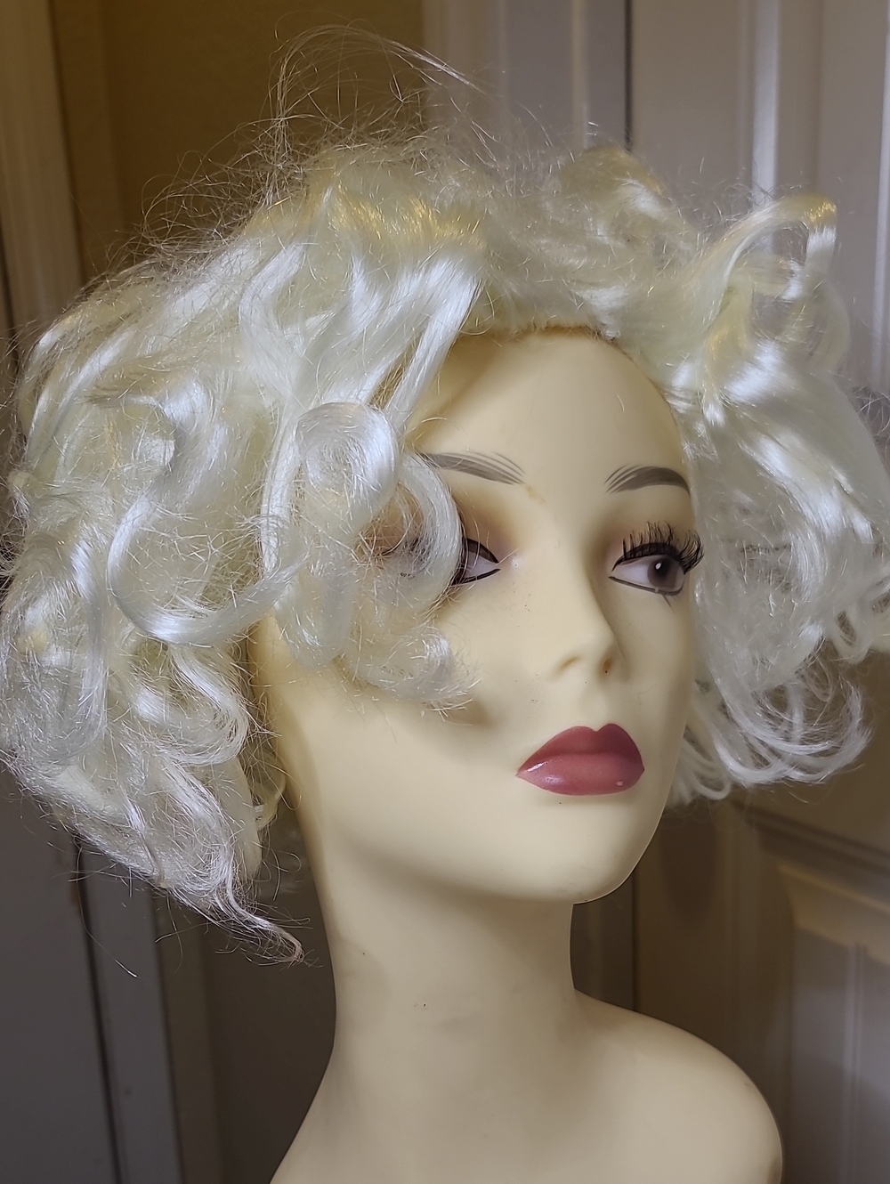Adults Classic Blonde Marilyn Monroe Wig - Picture 2 of 6